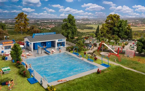 Faller 190136 H0 Aktions-Set Freizeit - Gebäude-Modellbausätze für nostalgische Freibad-Atmosphäre, inklusive Kiosk, Schwimmbad und Spielplatz – perfektes Set für kreative Modellbauer.
