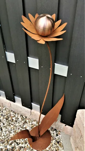 Skulptur Blume Palermo Corten 120 cm – Elegante Gartendeko - Wetterfeste Skulptur aus Cortenstahl in golden rose. Mit modernem Blumenmotiv ist sie ein echter Blickfang für Innen- und Außenbereiche. Ideal für stilvolle Akzente im Garten.