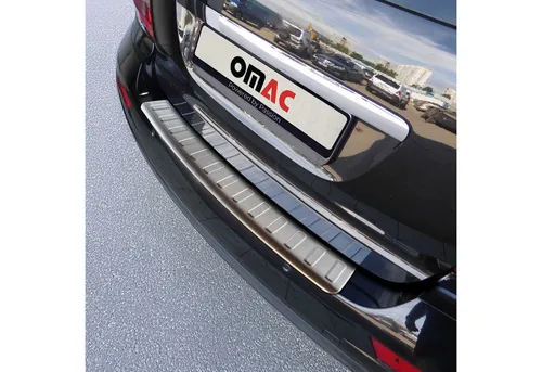 OMAC Ladekantenschutz für Mercedes ML W164 (2005-2011) - Chrom Gebürstet - Schützen Sie die Ladefläche Ihres Mercedes ML W164 mit unserem eleganten Ladekantenschutz aus rostfreiem Edelstahl. Einfache Montage ohne Bohren und hohe Langlebigkeit garantieren optimalen Schutz vor Kratzern.