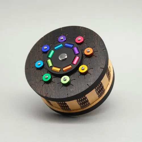 E-BOX - die besondere Trickbox - Entdecke die mehrfarbige Holzbox für Geheimfächer & Geheimboxen. Perfekt für kreative Köpfe und spannende Rätsel! Hergestellt in Deutschland.