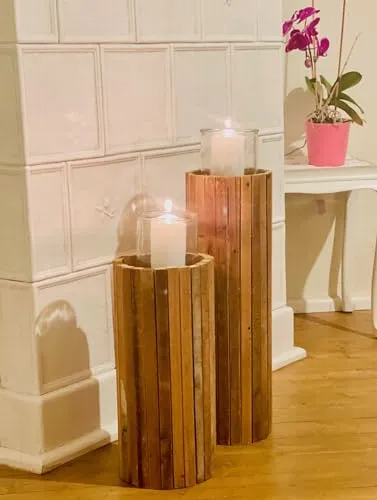 Dekoleidenschaft Windlichtsäule Rustikal, 63 cm hoch - Windlichter aus recyceltem Holz, individuell und umweltfreundlich. Perfekt für jedes Ambiente, von rustikal bis modern. Der klare Glaseinsatz ist herausnehmbar für einfache Reinigung und kreative Gestaltung.