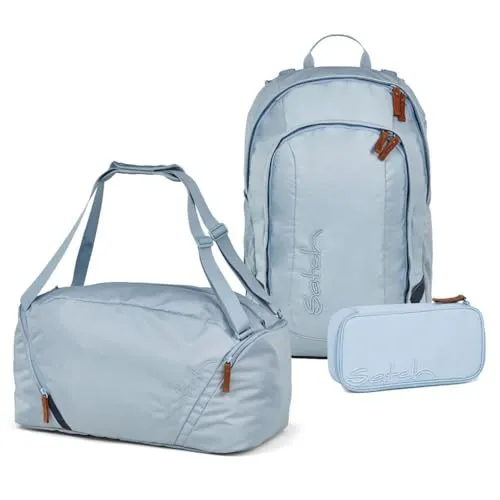 Satch Air Schulrucksack Set 3tlg. Nordic Ice Blue - Praktisches Satch Air Schulrucksack Set mit Schlamperbox und Sporttasche. Die Schlamperbox bietet Platz für Schreibutensilien, während die Sporttasche ein separates Fach für nasse Kleidung hat. Hergestellt aus 100% recyceltem Material.