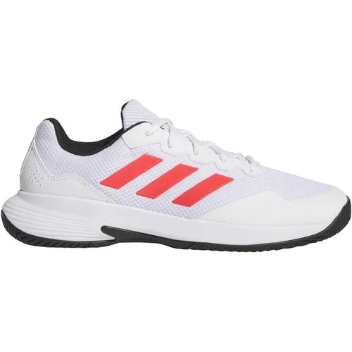 ADIDAS Herren Tennisoutdoorschuhe Gamecourt 2.0 - Tennisschuhe mit leichtem Mesh-Obermaterial und gepolstertem Fersenbereich für optimale Leistung. Die Adiwear Außensohle bietet überragende Traktion und Strapazierfähigkeit auf Hartplätzen.