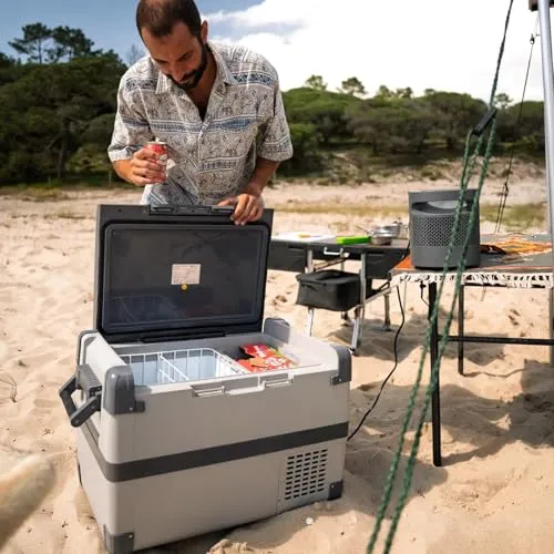 Prime Tech Kompressor-Kühlbox Pro-Line 60L mit Solarpanel - Haushaltsgroßgeräte: Innovative Kühlbox mit -22°C Kühlleistung und flexibler Stromversorgung (12/24/230V), ideal für Reisen und Ausflüge.