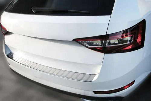 RECAMBO Ladekantenschutz für SKODA SUPERB III KOMBI - Abdeckblenden für Kofferraumschutz, V2A Edelstahl, rostfrei mit exklusiver Optik – praktischer Schutz für Ihre Stoßstange und perfekte Passform.