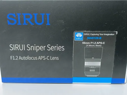 SIRUI Sniper 56mm F1.2 APS-C Autofokus Objektiv - Objektiv für Fujifilm X-Mount, mit einer maximalen Blende von f/1.2 für beeindruckende Low-Light-Fotografie und kreative Unschärfeeffekte.