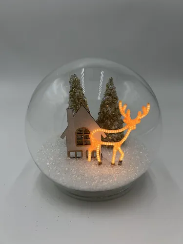 Dragimex LED Dekolicht Glaskugel Ø 11cm – Winter Design - Leuchtfiguren mit festlichem Glanz – edle Glaskugel mit integriertem LED Licht, batteriebetrieben und ideal für stimmungsvolle Weihnachtsdekoration.