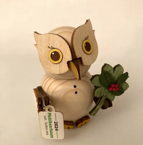 Kuhnert Jahres Mini Eule 2024 Mehlbeere - Handgefertigte Sammelfigur - Sammelfiguren aus dem Erzgebirge, ca. 7 cm hoch, aus nachhaltig angebauten Hölzern, hergestellt in liebevoller Handarbeit.