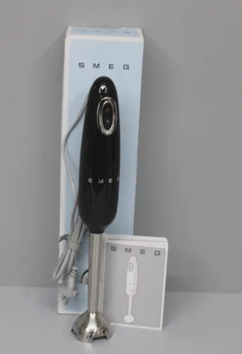 Smeg Stabmixer HBF11BLEU 50er Retro Style - Stabmixer in elegantem Retro-Design, 700W Leistung mit 4 Geschwindigkeitsstufen und Turbo-Funktion für optimale Ergebnisse beim Zerkleinern und Mischen.