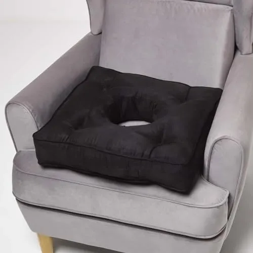 Homescapes Entlastungs-Kissen schwarz 50x50 cm, orthopädisches Sitzkissen mit Aussparung, Lochkissen Steißbein, Hämorrhoiden-Kissen mit Velours-Bezug