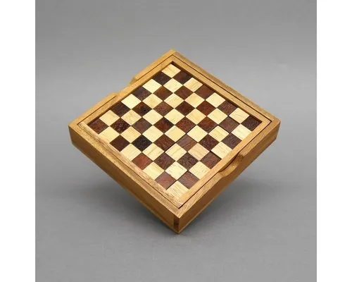 ROMBOL Denkspiele Schachbrett-Puzzle - edles Holzpuzzle für Denksport - Das ROMBOL Schachbrett-Puzzle ist ein kreatives Holzpuzzle, das mit 13 zweifarbigen Teilen und einem handgefertigten Rahmen überzeugt. Ideal für Denksportler und als dekoratives Element – Herausforderung und Spaß garantiert!