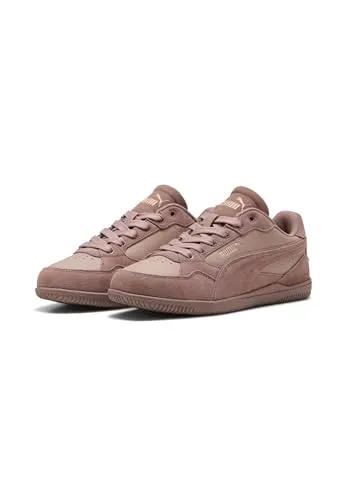 Puma Damen K-Moda OG Sneaker – Stilvolle Lifestyle Schuhe in Rose Latte-Sandstone - Der Puma K-Moda OG Damen Sneaker verbindet sportliche Eleganz mit einem femininen Look. Das hochwertige Obermaterial sorgt für Vielseitigkeit und einen modernen Stil, ideal für Freizeit und Alltag.