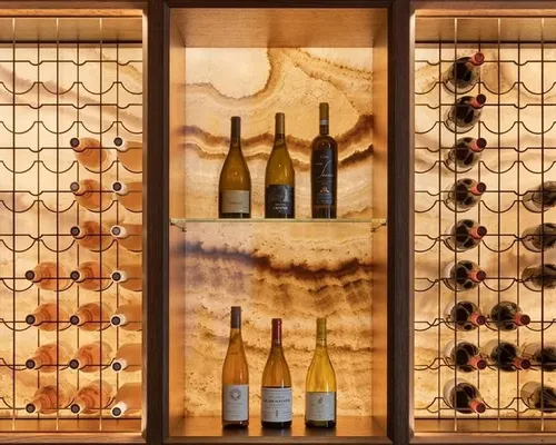 Wandmontiertes Weinregal aus Edelstahl – Modernes Flaschenregal für Ihr Zuhause - Stilvolles, wandmontiertes Weinregal mit mehr als 6 Fächern. Ideal für den Essbereich oder das Wohnzimmer. Praktische Lösung für die ansprechende Präsentation Ihrer Weine.