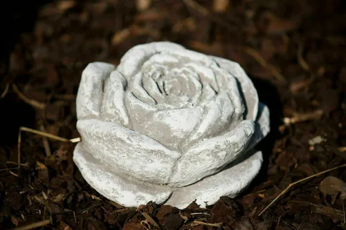 Stein Blüte Frostfest Garten Deko Steinguss Skulptur Rose Rosenblüte Gartendeko