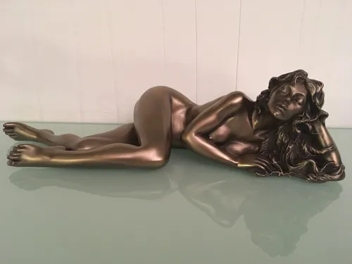 Dekorative Skulptur 'Die Liegende', Akt, bronziert - Figuren, Skulpturen & Statuen – Diese elegante bronzierte Skulptur ist ein echter Blickfang und verleiht jedem Raum eine erotische Note. Ideal für Wohnzimmer, Büro oder Flur.