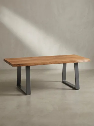 Eleganter Couchtisch 120x60 cm aus Akazie Massivholz mit Baumkante - Moderne Couchtische aus Akazie Massivholz mit einzigartiger Baumkante, handgefertigt und ein Unikat. Stabiles Metallgestell in Chromfarbe, ideal für stilvolle Wohnzimmer.