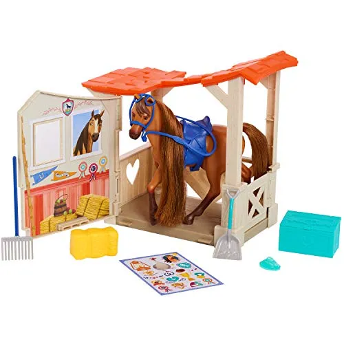 Just Play DreamWorks Spirit Riding Free Pferdefigur 17cm und Pferdestall-Set mit Heu, Schaufel, Harke, Sattel, Zaumzeug, Bürste, Sattelkasten und Aufkleberbogen, ab 3 Jahren