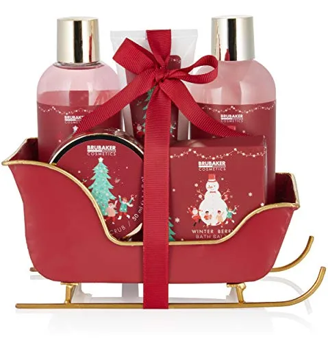 BRUBAKER Cosmetics Bade- und Dusch Set Winter Beeren Duft - Körperpflegeset in festlicher Weihnachtsedition, ideal für entspannende Wellnessmomente mit fruchtigen Winterbeeren-Düften und einem dekorativen Schlitten für vielseitige Nutzung.