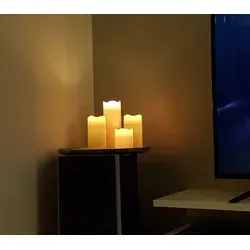 X4-LIFE LED Echtwachskerzen 4er Set mit Fernbedienung - Täuschend echte LED Wachskerzen in Creme, flackerndes Licht ohne Brandgefahr. Inkl. Fernbedienung für bequemes Ein- und Ausschalten. Ideal für stimmungsvolle Dekoration das ganze Jahr.