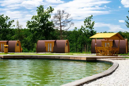 Campinghaus Holzhaus für 2-6 Personen - Skandinavisches Gartenhaus, isoliert und wasserdicht, ideal für Freizeit und Erholung. Einfache Montage mit langlebigem Holzmaterial und abschließbarer Doppeltür.