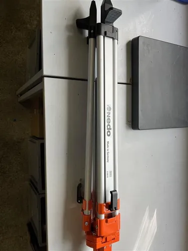Nedo Alu-Kurbelstativ 0,78m - 2,03m - 210616 - Vermessungsgeräte mit höhenverstellbarem Kurbelmechanismus für präzise Messungen in verschiedenen Anwendungen.