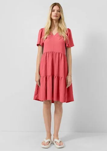 QS Knielanges Stufenkleid für Damen - Leichtes, knielanges Kleid im Regular Fit mit Raffung und V-Ausschnitt. Ideal für den Alltag oder besondere Anlässe, bietet es Stil und Komfort.