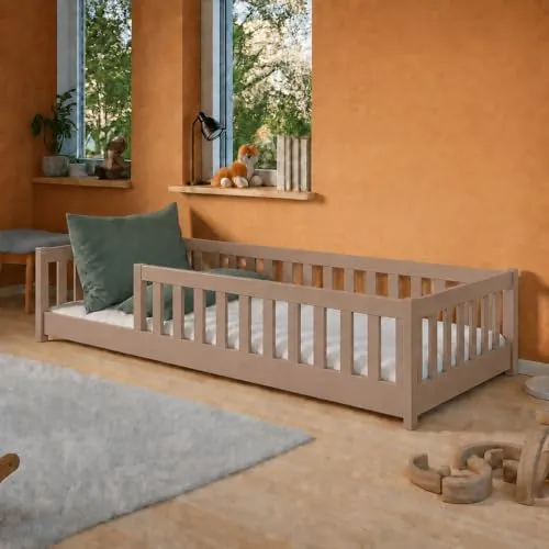 Kinderbett Bodenbett 80x180 cm mit Rausfallschutz & Matratze - Milchschokolade - Stylisches Bodenbett für Kinder mit Rausfallschutz, ideal für selbstständiges Ein- und Aussteigen. Robuste Konstruktion aus Kiefernholz und abgerundete Kanten sorgen für Sicherheit und Komfort im Kinderzimmer.