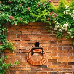 Wandmontierter Gartenschlauchhalter aus schwarzem Stahl