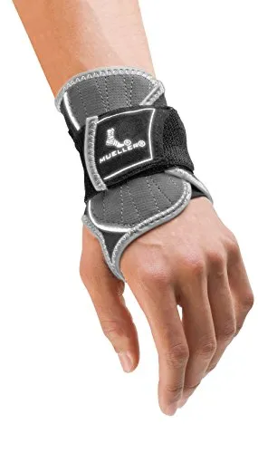 Mueller Hg80 Handgelenk-Stützbandage Größe S/M, schwarz - Bandage für Handgelenke, bietet eine bessere Passform und moderne Optik, 30% leichteres Material für optimalen Tragekomfort.