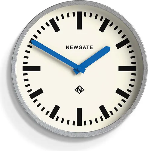 Newgate Luggage Wanduhr mit Blauen Zeigern in blau von Newgate