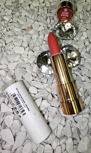 Essence this is me. SEMI SHINE Lippenstift 105 Be Mine Pflege CLEAN BEAUTY