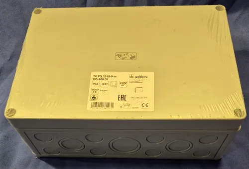 Spelsberg TK PS 2518-9-M Leergehäuse IP66 - Leergehäuse für industrielle Anwendungen mit Schutzart IP66, ideal für Standardinstallationen im Innenbereich. Robustes Polystyrol sorgt für Langlebigkeit und Sicherheit.