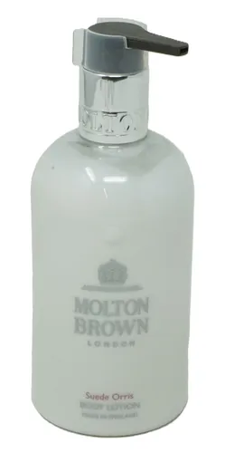 Molton Brown Suede Orris Body Lotion 300 ml - Luxuriöse Bodylotion mit Noten von toskanischer Schwertlilie, Rose und Jasmin für seidig-weiche Haut. Ideal als Geschenk oder für die eigene Verwöhnung.