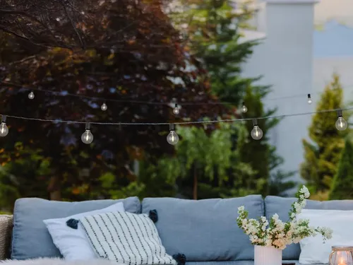 Outdoor Hybrid Lichterkette Solar & USB mit Fernbedienung, 570cm - Gartenleuchten mit Solar- und USB-Akku. Ideal für Innen und Außen, spritzwassergeschützt (IP44) und mit 10 warmen Lichtquellen für eine einladende Atmosphäre.