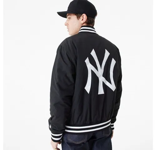 New Era College Bomber Jacke New York Yankees schwarz-weiß Gr. M - Funktionsjacken für Herren, gefütterte Bomberjacke im sportlichen Design - perfekt für Freizeitaktivitäten in der Sommerzeit.