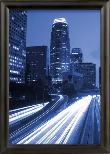 Klapprahmen 25mm Gehrung 700x1000mm schwarz - Eleganter Klapprahmen in Schwarz, ideal für Posterformate von DIN A4 bis DIN A0. Praktische Gehrungsecken und vielseitig einsetzbar für eine stilvolle Präsentation.