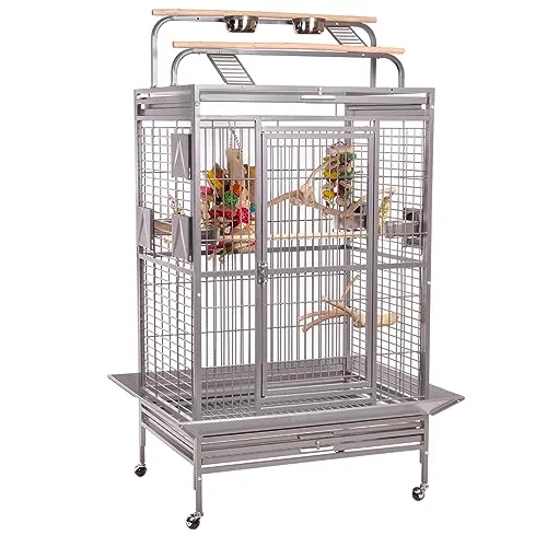 Montana Cages Papageienkäfig Hacienda Play - Vogelkäfige für kleine & mittelgroße Papageien, inklusive Freisitz und 4 Edelstahlnäpfen, bietet eine sichere und giftfreie Umgebung dank AVILON®-Pulverbeschichtung.