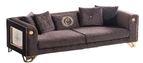 Braunes Sofa mit goldenen Elementen – Stilvolles 3-Sitzer für Ihr Wohnzimmer - Abteilung: Jugendliche, Erwachsene. Elegantes Design mit goldenen Akzenten, perfekt für moderne Wohnstile. Maße: 230 x 90 x 80 cm, Sitzhöhe: 45 cm. Hochwertiger Stoff und Polyesterfüllung sorgen für Komfort und Langlebigkeit.