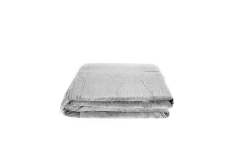 Kuschelige Flanell-Decke 270x230 cm - Grau - Diese weiche Flanell-Decke aus hochwertigem 250gsm Material sorgt für wohlige Wärme und Komfort. Ideal für gemütliche Abende auf dem Sofa oder als zusätzliche Schicht im Bett. Pflegeleicht und maschinenwaschbar.