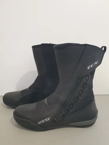 TCX Airtech 3 GTX Stiefel - Schwarz - 42 EU - Herren-Motorradstiefel mit atmungsaktiver Gore-Tex® Membrane für maximalen Komfort und Wasserdichtigkeit, ideal für jede Klimazone.