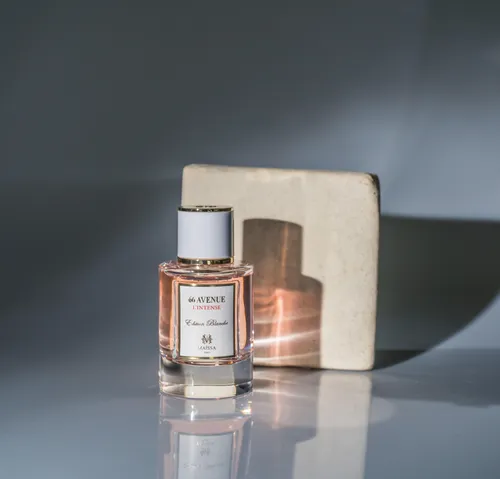 Maison Maïssa 66 Avenue L`Intense Eau de Parfum 100 ml - Damendüfte – Intensiver, urbaner Duft inspiriert von Paris, vereint frische Bergamotte und würzigen Pfeffer mit blumigen und holzigen Noten für eine unvergessliche Signatur.