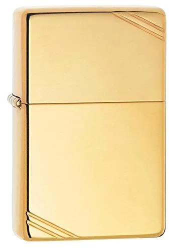 Zippo Sturmfeuerzeug - Vintage High Polish Brass, nachfüllbar und windfest - Das Zippo Sturmfeuerzeug im Vintage Design vereint Stil und Funktionalität. Mit windfester Flamme und robuster Bauweise ist es der ideale Begleiter für jeden Anlass. Nachfüllbar und nachhaltig – das perfekte Geschenk für Sammler!