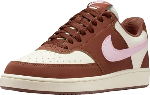 Nike Court Vision Low IM1652004 - Sportlicher Sneaker in Soft Pearl-Pink - Modischer Sneaker im Basketball-Style mit gut gepolstertem Schaftrand und rutschhemmender Laufsohle. Hoher Tragekomfort durch weiche Decksohle und flexible Passform. Ideal für den Alltag und sportliche Aktivitäten.
