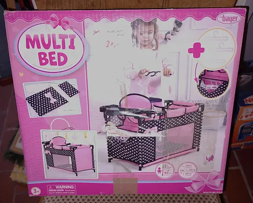 Bayer Design 62660AA Puppenbett mit Schrank - Puppenmöbel mit integriertem Hochstuhl und Wickelbereich, ideal für kreatives Spielen und Aufbewahrung von Puppenaccessoires.