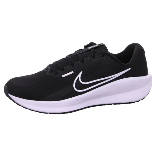 Nike DOWNSHIFTER 13 Herren Laufschuhe – Größe 42 in black-white-dk smoke grey - Neutrale Laufschuhe mit atmungsaktivem Sandwich-Mesh-Obermaterial und internem Mittelfußband für optimalen Halt – ideal für Läufer mit neutraler Pronation.
