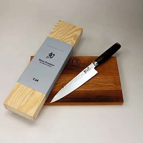 Kai Shun Allzweckmesser mit Wellenschliff – Tim Mälzer Premier Serie TDM 1722 16,5 cm aus Damaststahl – Ultrascharfes japanisches Messer + 100% handgefertigtes Schneidebrett 30x20 cm