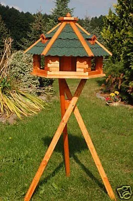 Deko-Shop-Hannusch XXL Vogelhaus - Futterstation für Wildvögel mit Bitumschindeln und drei Gauben, ideal für eine einfache Futterbefüllung durch abnehmbaren Schornstein.