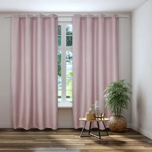 Kutti Vorhang Gardine Thermo Ösenschal Dimout Rose - Gardinenschal in Rose, blickdicht und dimmt das Licht um 95%. Ideal für gemütliche Schlafzimmer- und Kinderzimmeratmosphäre. Pflegeleicht und waschbar bei 30°C, passend für alle gängigen Gardinenstangen.