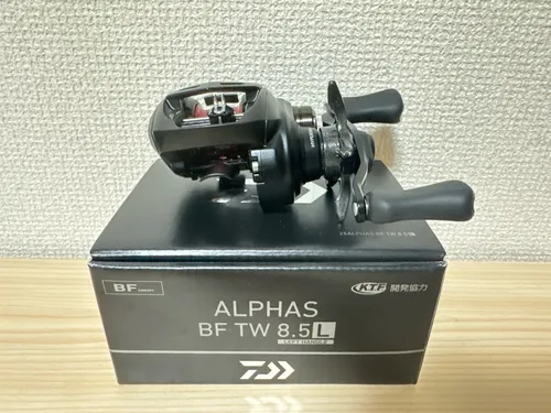 Daiwa Baitcastrolle 25 Alphas BF TW 8,5L links 8,5:1 Angelrolle IN BOX