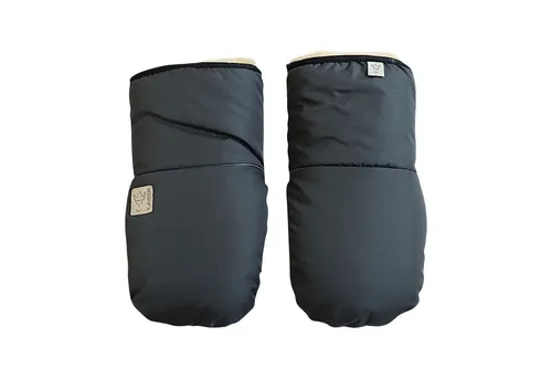Kaiser Kinderwagen-Handwärmer Reflect Lammfell - Der Kaiser Kinderwagen-Handwärmer Reflect aus hochwertigem Lammfell bietet angenehme Wärme und Komfort. Mit wind- und wasserabweisendem Außenmaterial sind sie ideal für alle gängigen Kinderwagen und sorgen für geschützte Hände bei jedem Wetter.